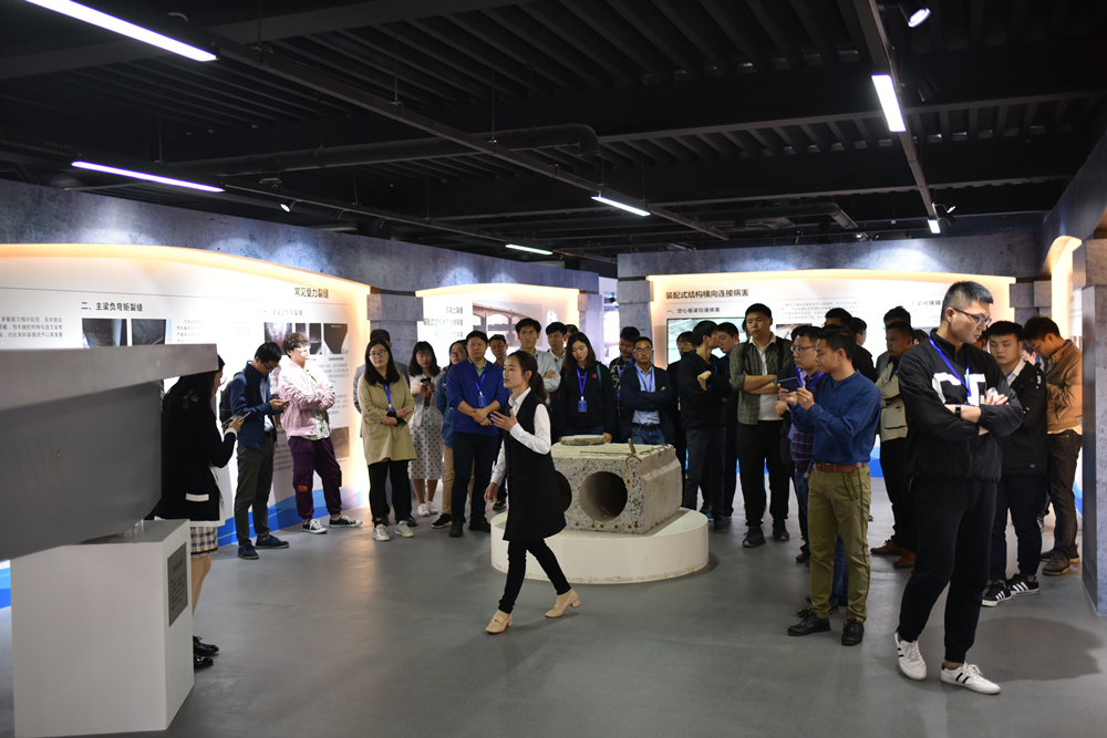 参观上海桥梁病害陈列馆2