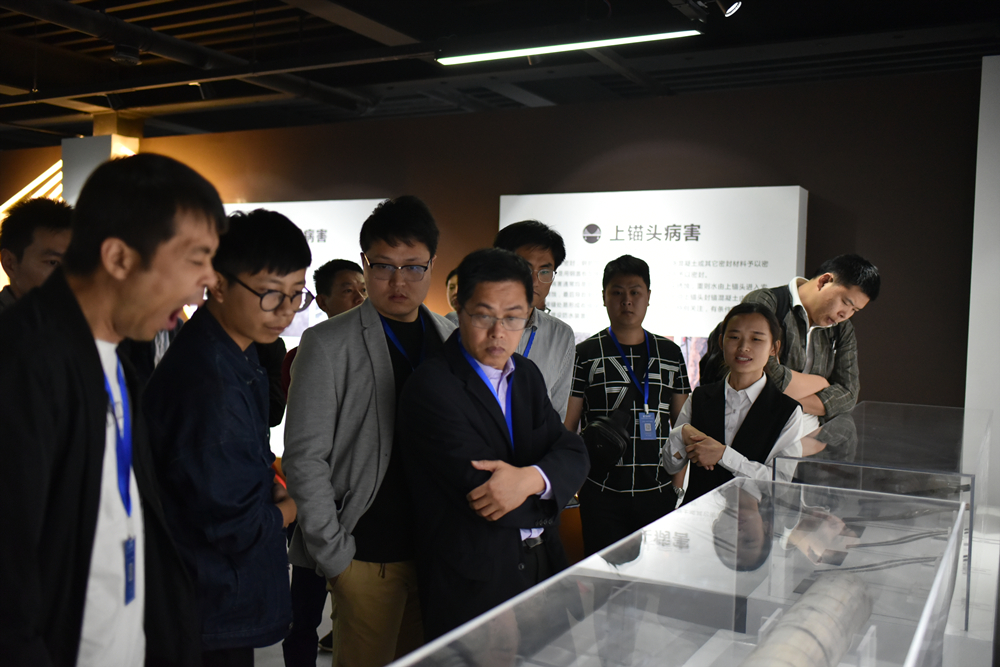 参观上海桥梁病害陈列馆3